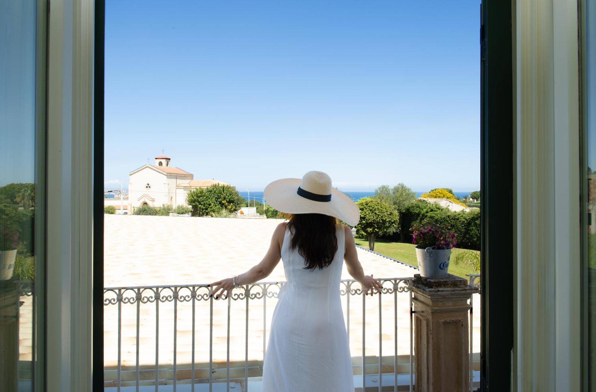 Isola Charm B&B - A Historic Villa Near Punta Del Pero Beach 시라쿠사 외부 사진
